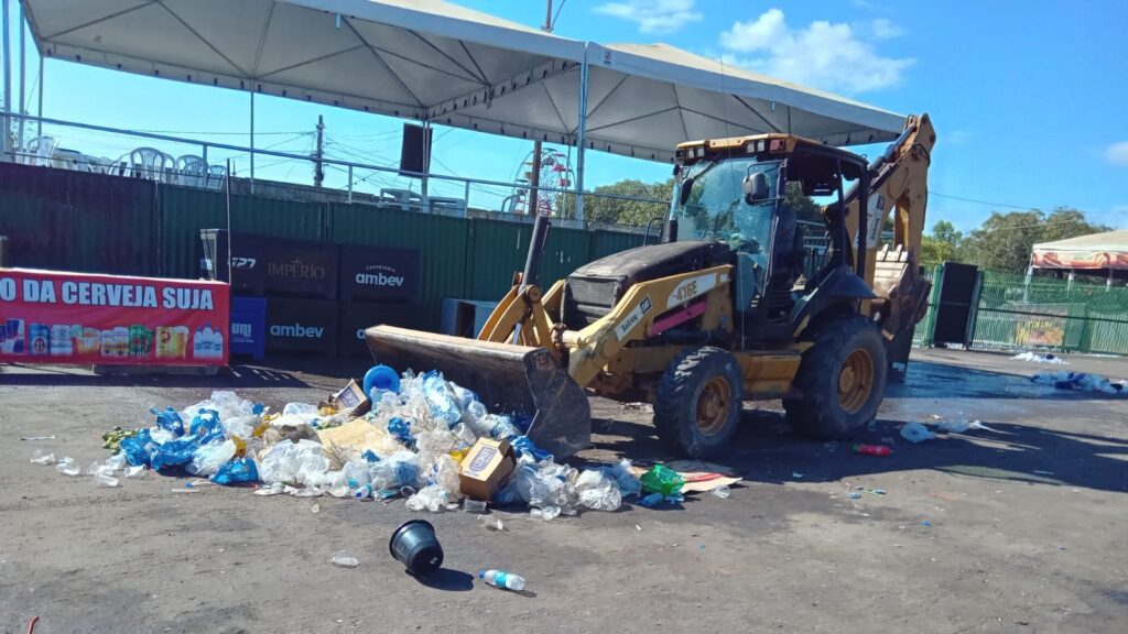 Caminhões recolhem lixo após encerramento da Expoacre