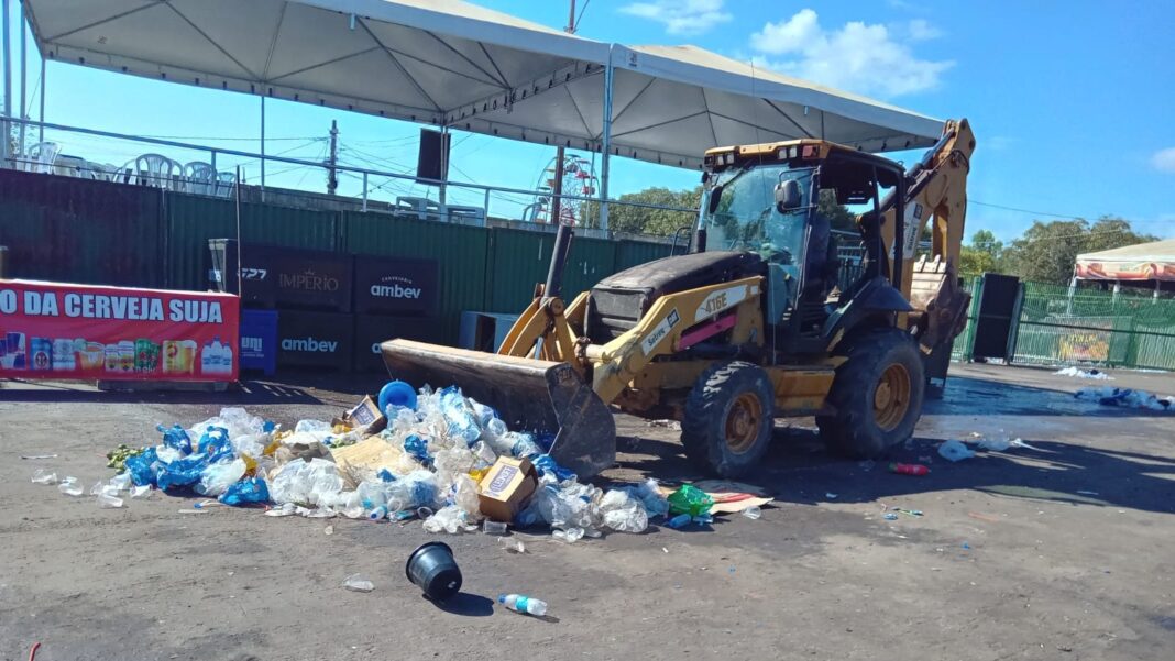 Caminhões recolhem lixo após encerramento da Expoacre
