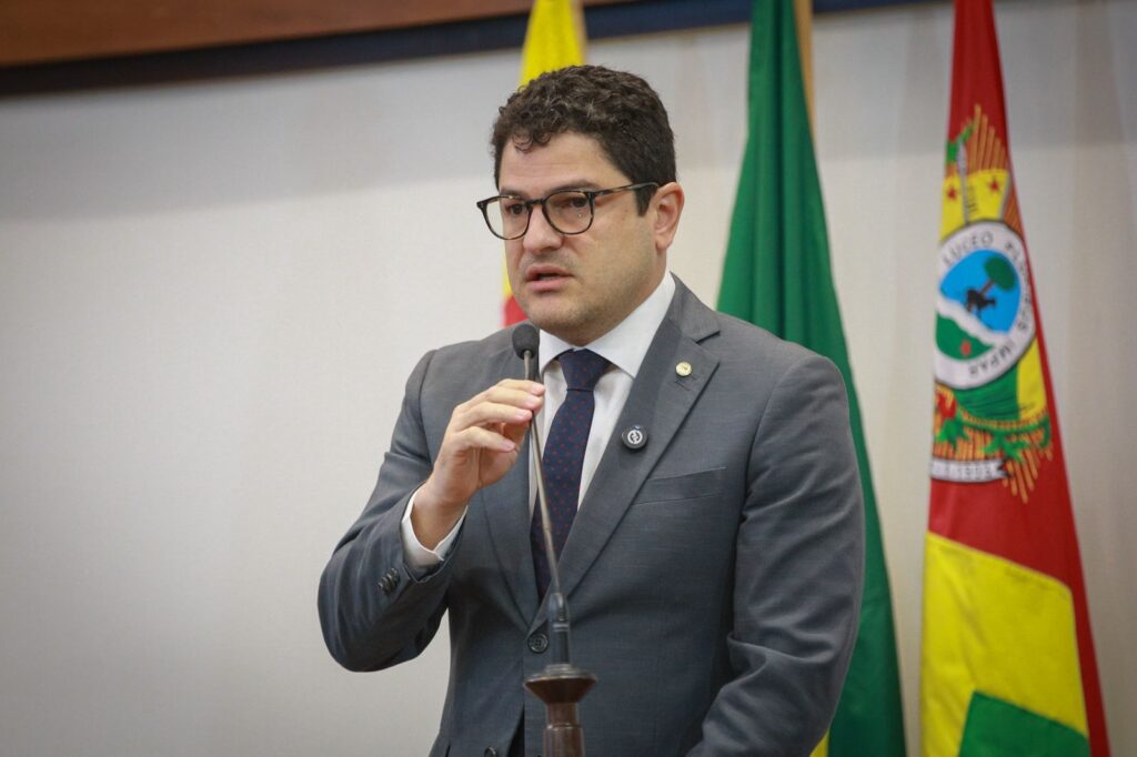 eduardo-ribeiro-propoe-reunioes-quinzenais-na-ccj-para-acelerar-analise-de-projetos