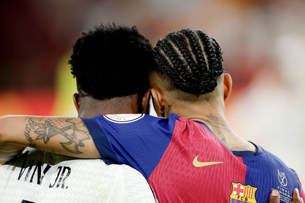 vini-protocolar-e-raphinha-real-candidato:-brasileiros-chegam-a-bola-de-ouro-em-momentos-opostos