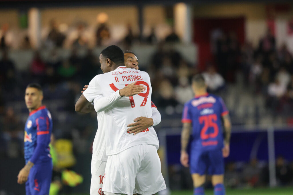 com-brilho-de-jovem,-internacional-bate-o-bragantino-no-brasileirao