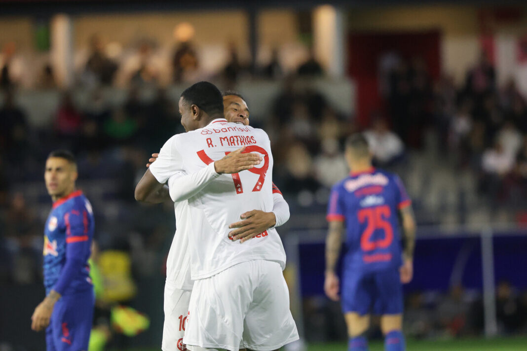 com-brilho-de-jovem,-internacional-bate-o-bragantino-no-brasileirao