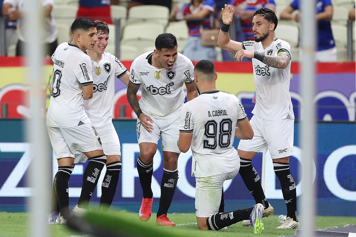 botafogo-aproveita-expulsao-e-atropela-o-fortaleza-no-castelao