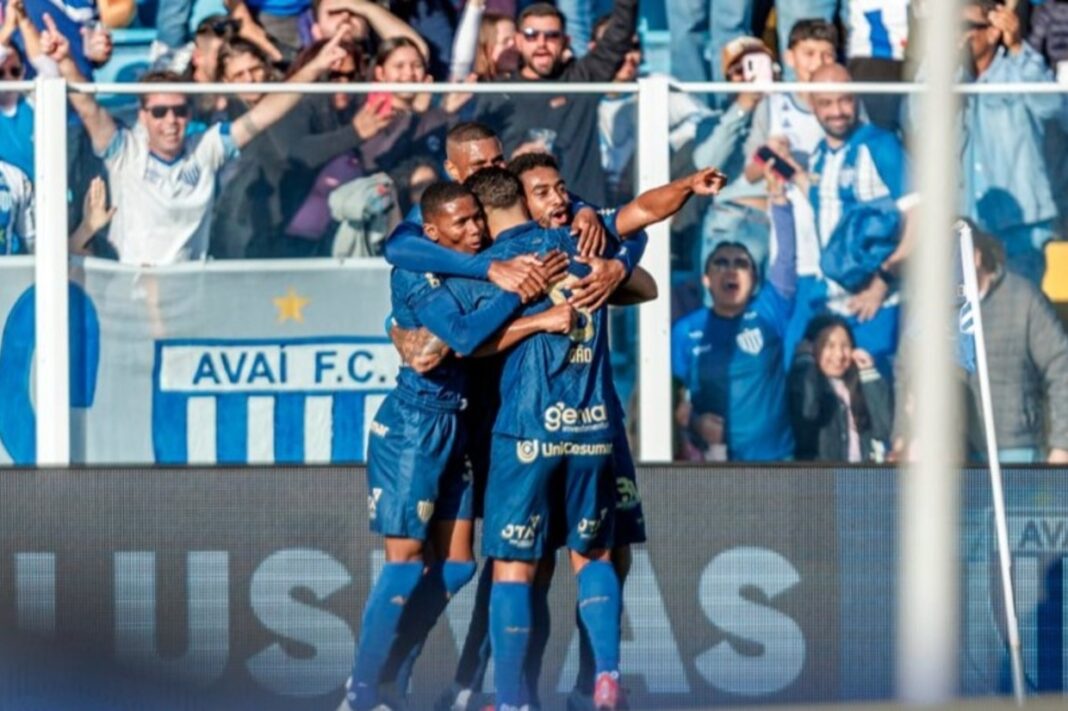 avai-faz-o-dever-de-casa,-vence-duelo-direto-com-o-cuiaba-e-se-aproxima-do-g4-na-serie-b