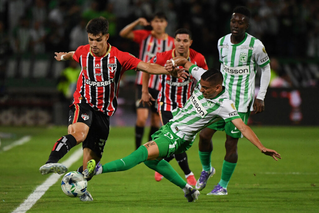 atletico-nacional-perde-dois-penaltis,-sao-paulo-se-segura-e-arranca-empate-em-medelin
