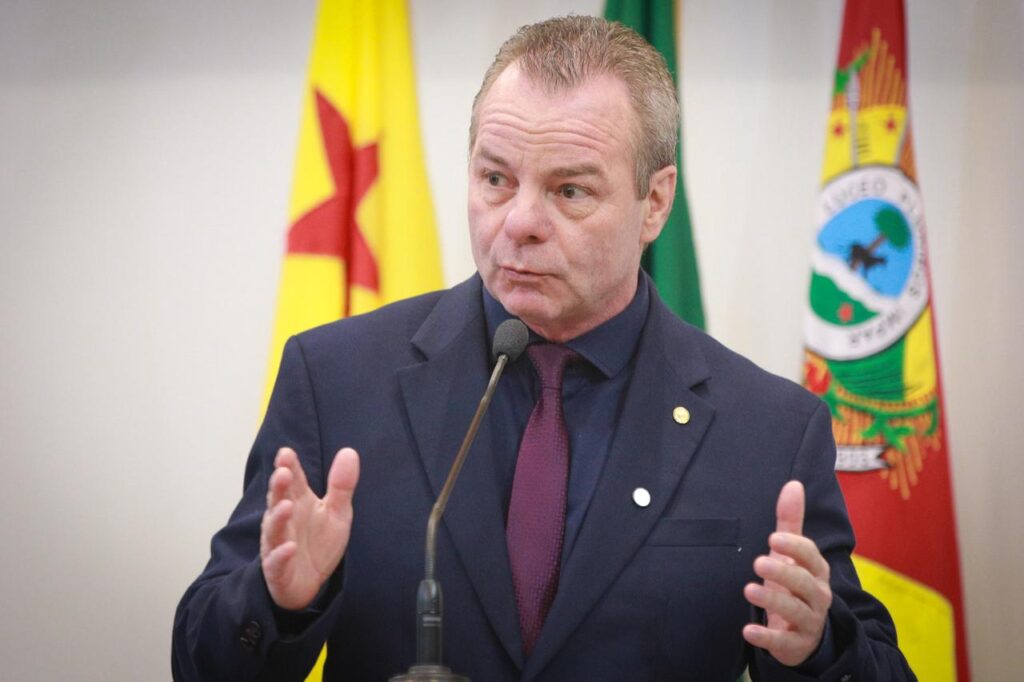 pedro-longo-propoe-atendimento-prioritario-a-advogados-em-reparticoes-publicas-estaduais