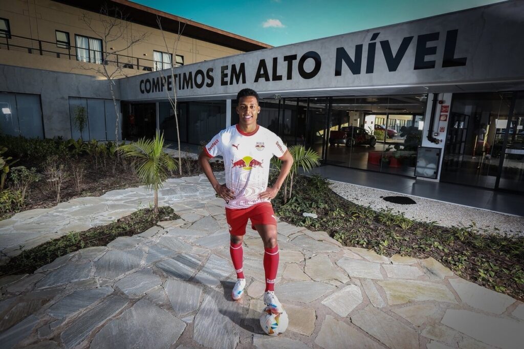 bragantino-confirma-a-contratacao-de-vanderlan,-cria-do-palmeiras