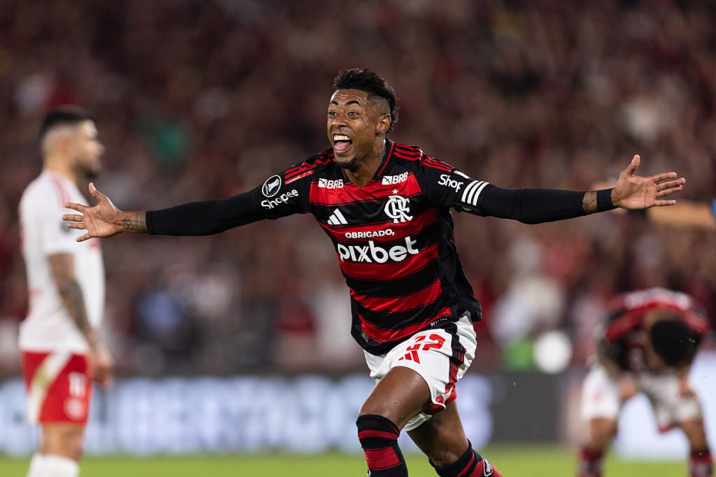 bruno-henrique-marca,-fla-bate-inter-e-sai-na-frente-nas-oitavas-da-libertadores