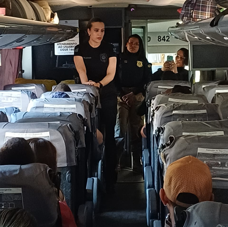 policia-civil-realiza-palestras-em-onibus-na-rodoviaria-internacional-de-rio-branco-durante-o-agosto-lilas-e-operacao-shamar