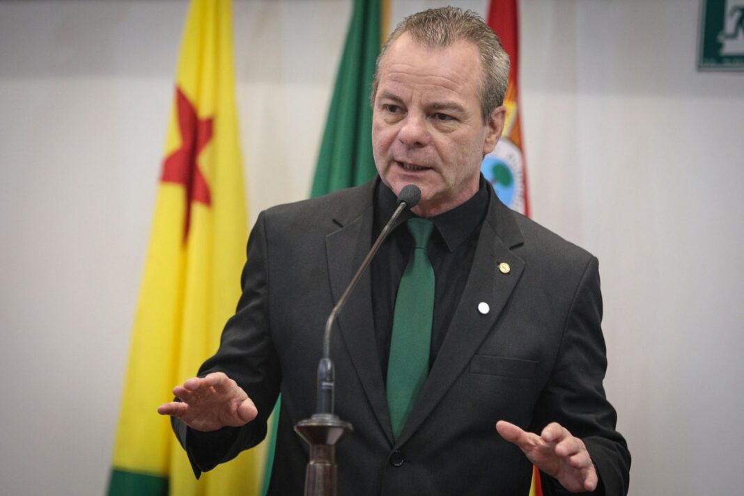 pedro-longo-alerta-sobre-assedio-a-posseiros-em-porto-walter-e-orienta-busca-por-apoio-juridico