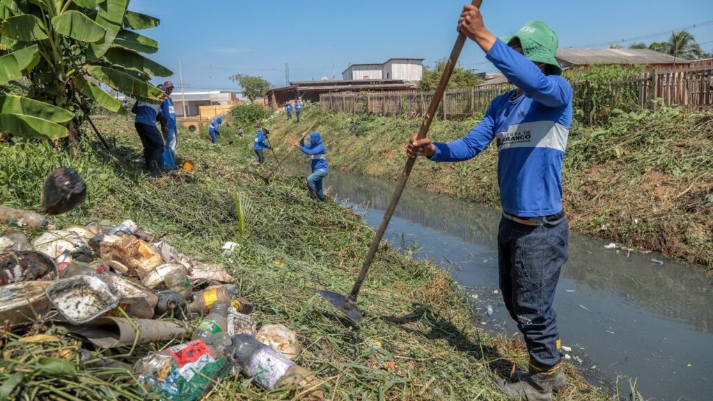 prefeitura-de-rio-branco-realiza-limpeza-e-desobstrucao-de-corregos-na-regiao-da-baixada