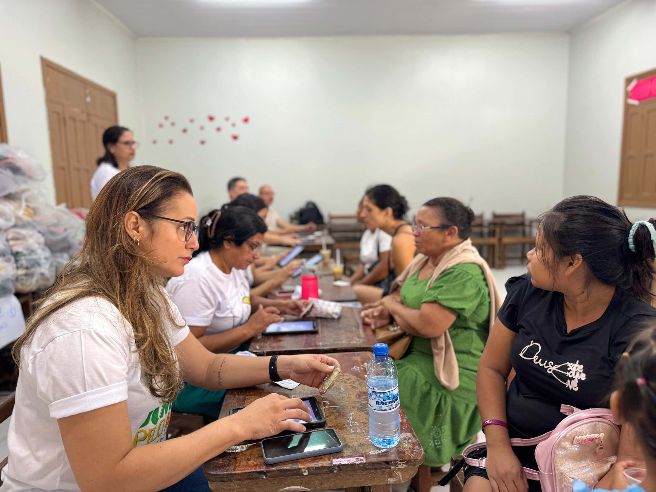 juntos-pelo-acre-leva-2-mil-pecas-de-roupa-a-moradores-do-bairro-tucuma-durante-acao-neste-sabado