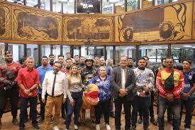 Motoboy recebendo certificado de homenagem no plenário da Assembleia Legislativa do Acre.