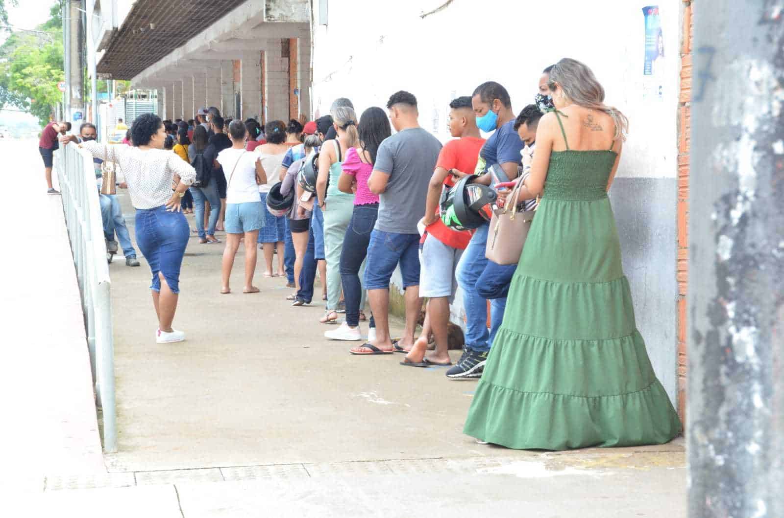 "Fila de candidatos em frente ao Sine de Rio Branco"