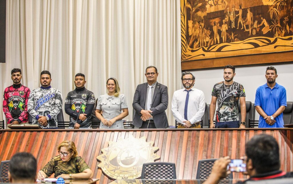 Aleac homenageia motoboys em sessão solene – Cidade AC News Motoboy recebendo certificado de homenagem no plenário da Assembleia Legislativa do Acre.