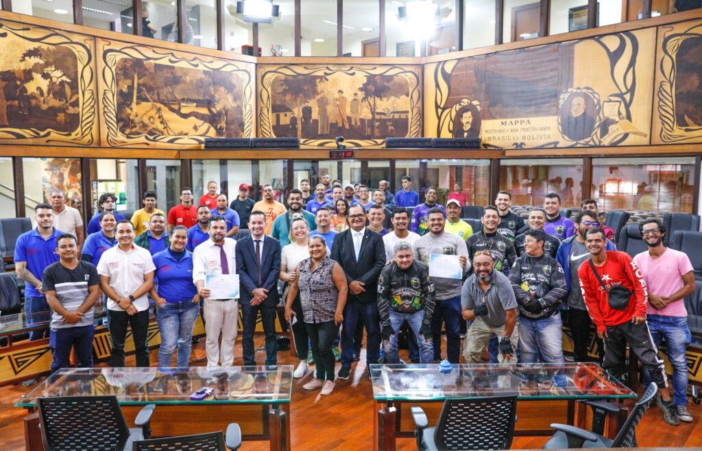 Aleac homenageia motoboys em sessão solene – Cidade AC News Motoboy recebendo certificado de homenagem no plenário da Assembleia Legislativa do Acre.