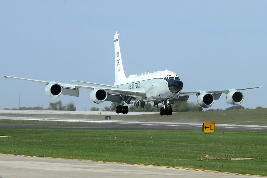 Aeronave militar americana sem insígnias visíveis estacionada em pista brasileira durante operação autorizada.