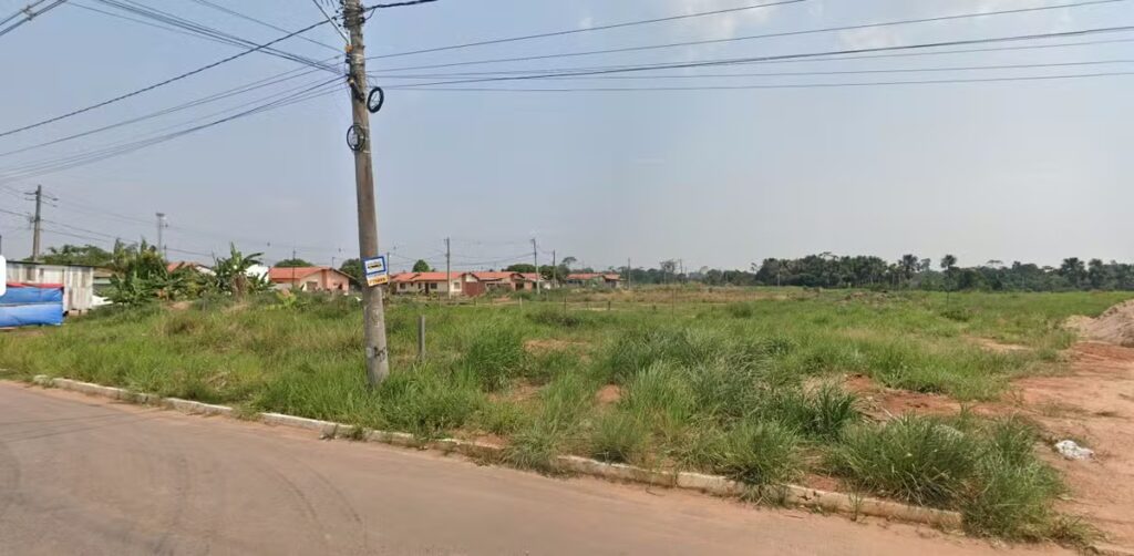 Agentes da Polícia Civil isolam área de mata onde casa com corpos carbonizados foi encontrada em ramal de Capixaba, Acre