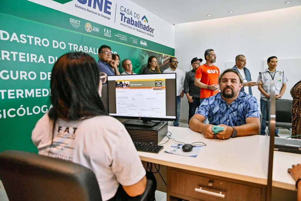 Atendentes do Sine Acre auxiliam candidatos na busca por vagas.