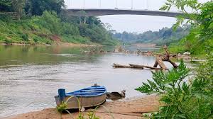 Barcos encalhados no leito do Rio Acre em Rio Branco devido à seca