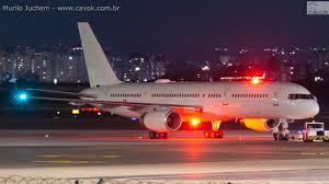 Boeing C-32B da Força Aérea dos EUA em voo, modelo frequentemente associado à CIA.