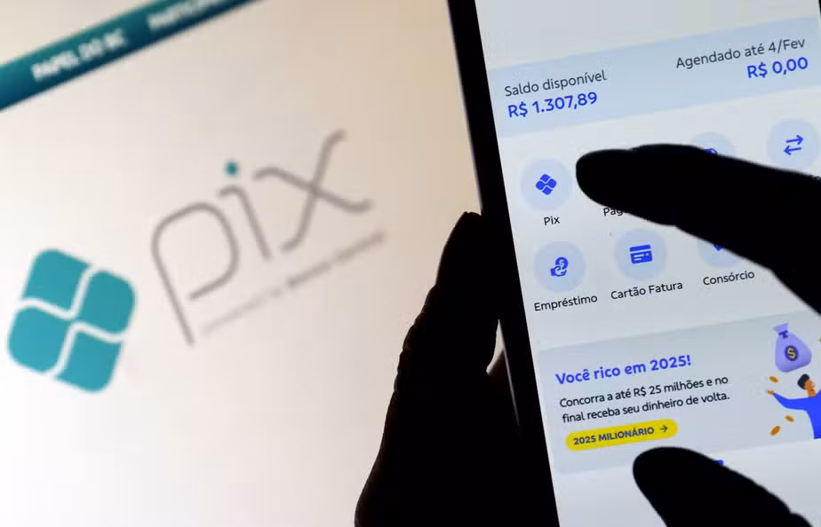 Celular exibindo tela de pagamento via Pix ao lado de bandeiras de diferentes países.