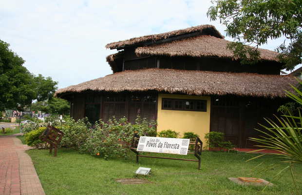 Casa dos Povos da Floresta em Rio Branco — espaço cultural amazônico vandalizado e em abandono
