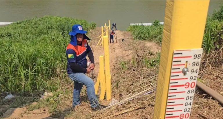 Comunidade ribeirinha afetada pela variação do Rio Acre.