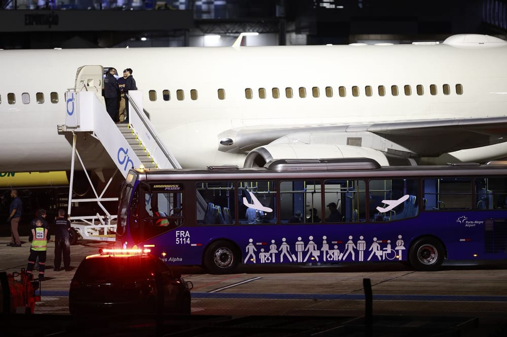 Diplomatas americanos desembarcando de aeronave da Força Aérea dos EUA em operação no Brasil.