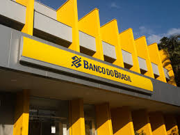 “Fachada do Banco do Brasil, instituição que enfrenta inadimplência recorde no crédito rural.”