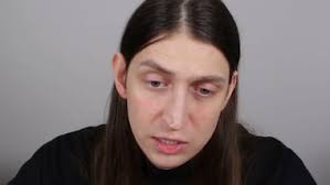 Felca durante gravação de vídeo no YouTube, discutindo ética e responsabilidade digital.