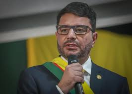 “Governador Gladson Cameli reage às declarações da conselheira Naluh Gouveia em meio a crise com o TCE.”