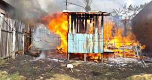 Bombeiros do Acre trabalham no controle de incêndio em residência no bairro Preventório, Rio Branco