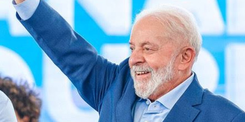 Lula acena para apoiadores na entrada da Cooperacre, em Rio Branco