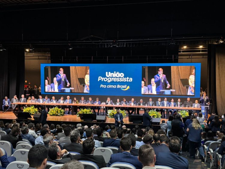 Mesa diretiva da Sessão Solene comemorando os 45 anos da ABRAMET em Brasília