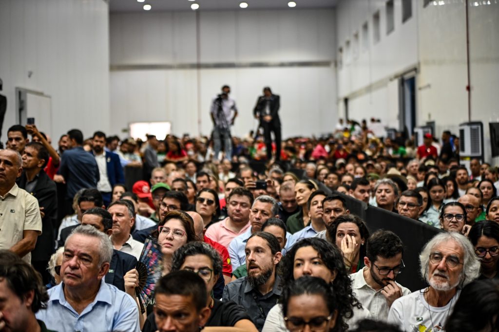 Militantes históricos no palco ao lado de Lula durante visita ao Acre