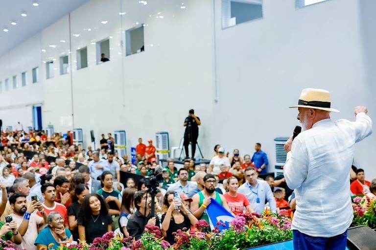 Militantes históricos no palco ao lado de Lula durante visita ao Acre