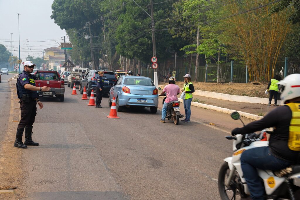Movimento intenso de veículos à noite na Avenida Antônio da Rocha Viana, em Rio Branco, palco de rachas e poluição sonora denunciados por moradores.