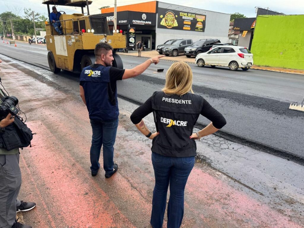 Avenida Antônio da Rocha Viana: a rua onde o barulho vence o silêncio e a lei perde para a omissão – Cidade AC News Movimento intenso de veículos à noite na Avenida Antônio da Rocha Viana, em Rio Branco, palco de rachas e poluição sonora denunciados por moradores.