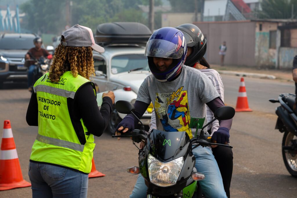 Avenida Antônio da Rocha Viana: a rua onde o barulho vence o silêncio e a lei perde para a omissão – Cidade AC News Movimento intenso de veículos à noite na Avenida Antônio da Rocha Viana, em Rio Branco, palco de rachas e poluição sonora denunciados por moradores.