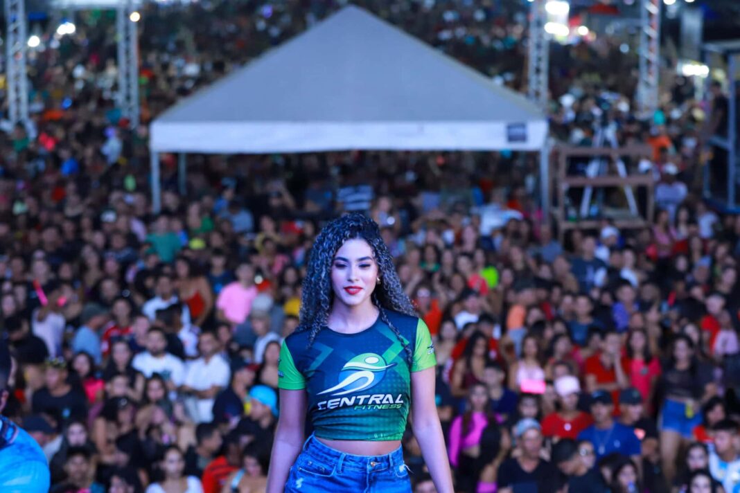 Multidão acompanha apresentação cultural no Festival do Açaí em Feijó