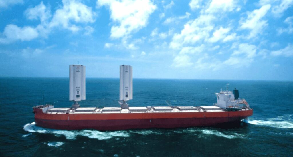 Navio cargueiro carregando soja brasileira em porto, com bandeiras do Brasil e dos EUA sobrepostas.