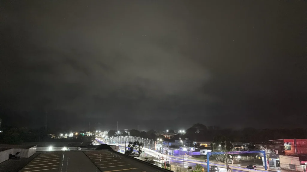 Onda de frio derruba temperaturas no Acre neste domingo (24), com ventos fortes e chuva isolada. Veja impactos por região e orientações da Defesa Civil.