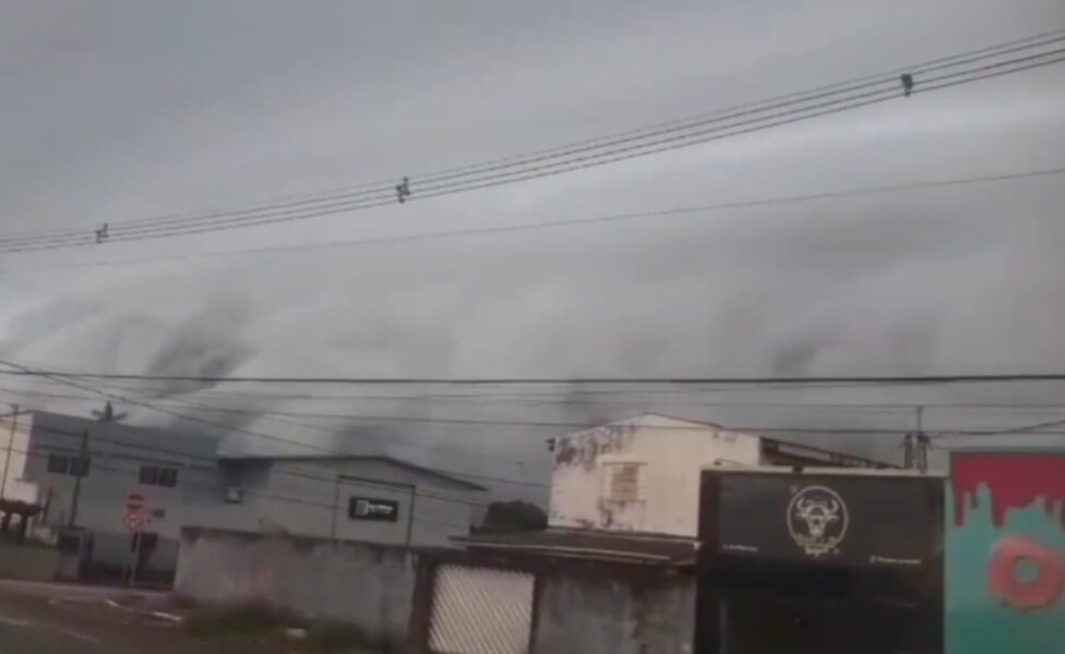 “Nuvens carregadas sobre Rio Branco; frente fria avança com rajadas de vento”