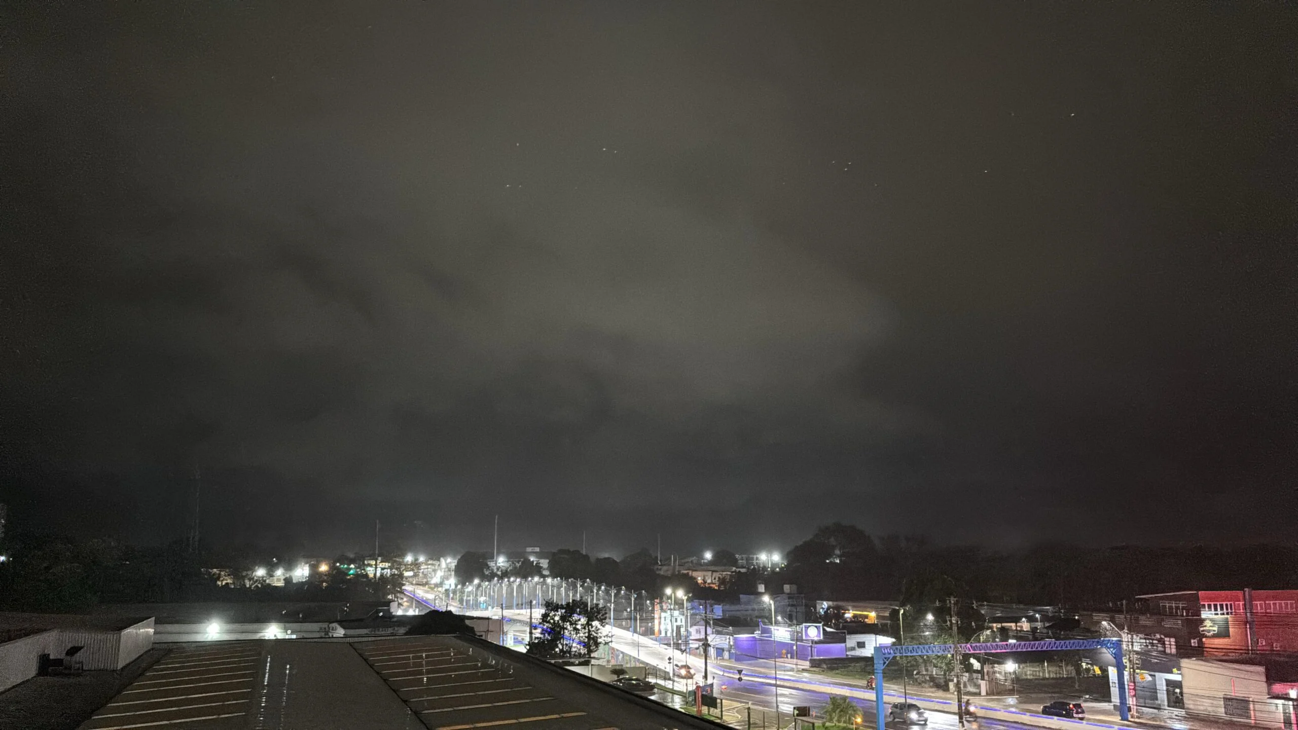 Onda de frio derruba temperaturas no Acre neste domingo (24), com ventos fortes e chuva isolada. Veja impactos por região e orientações da Defesa Civil.