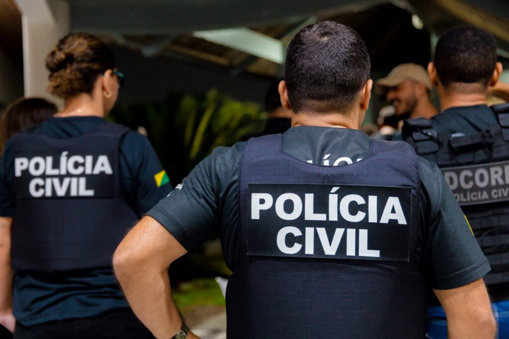 Viatura da Polícia Civil estacionada em frente a comércio em Tarauacá.