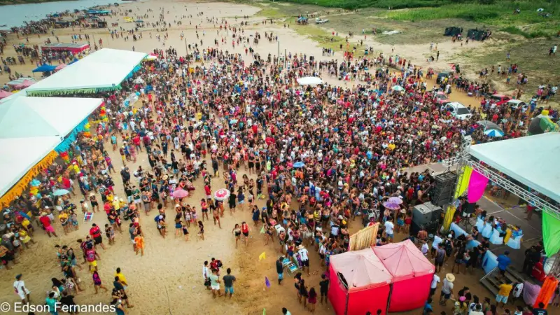 Praia temporária lotada em Cruzeiro do Sul durante programação de verão