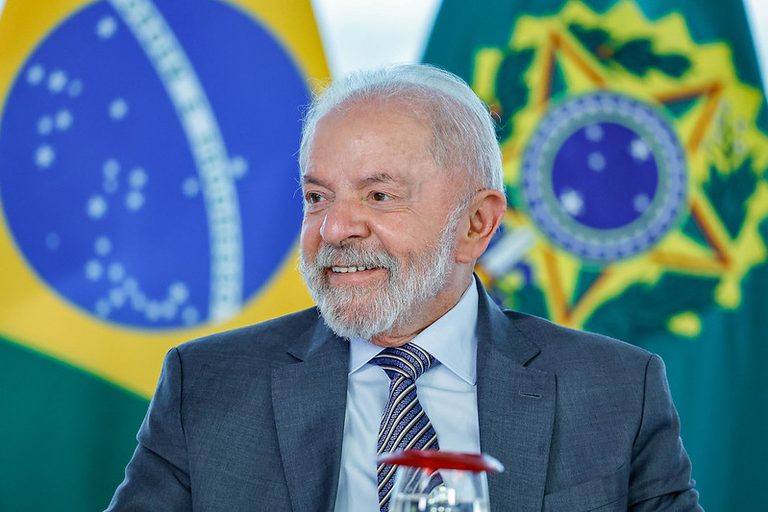 Presidente Lula anuncia mais de R$ 1 bilhão em investimentos para o Acre durante evento em Rio Branco.