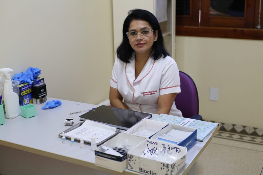 Profissional de saúde realizando teste rápido de IST durante oficina da Sesacre em Rio Branco