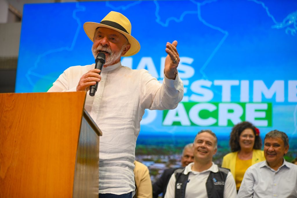 Público acompanha anúncio com foco em BR-364, energia, educação e regularização fundiária no Acre